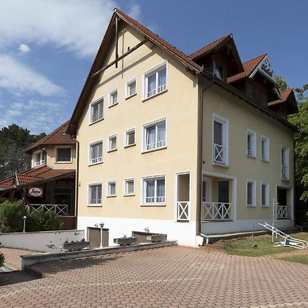 Hotel Francoise Balatonlelle Exterior foto