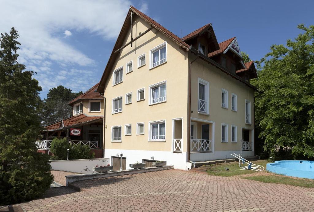 Hotel Francoise Balatonlelle Exterior foto