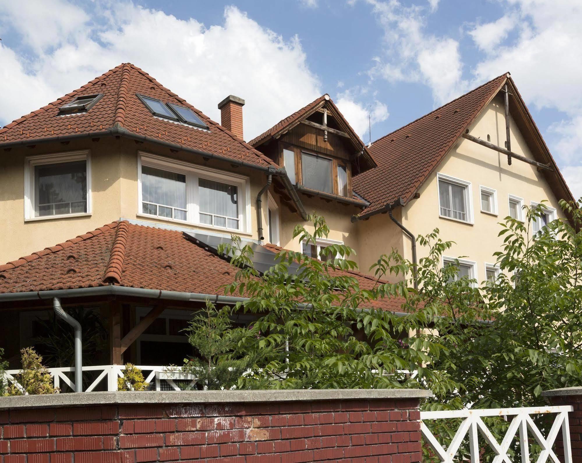 Hotel Francoise Balatonlelle Exterior foto