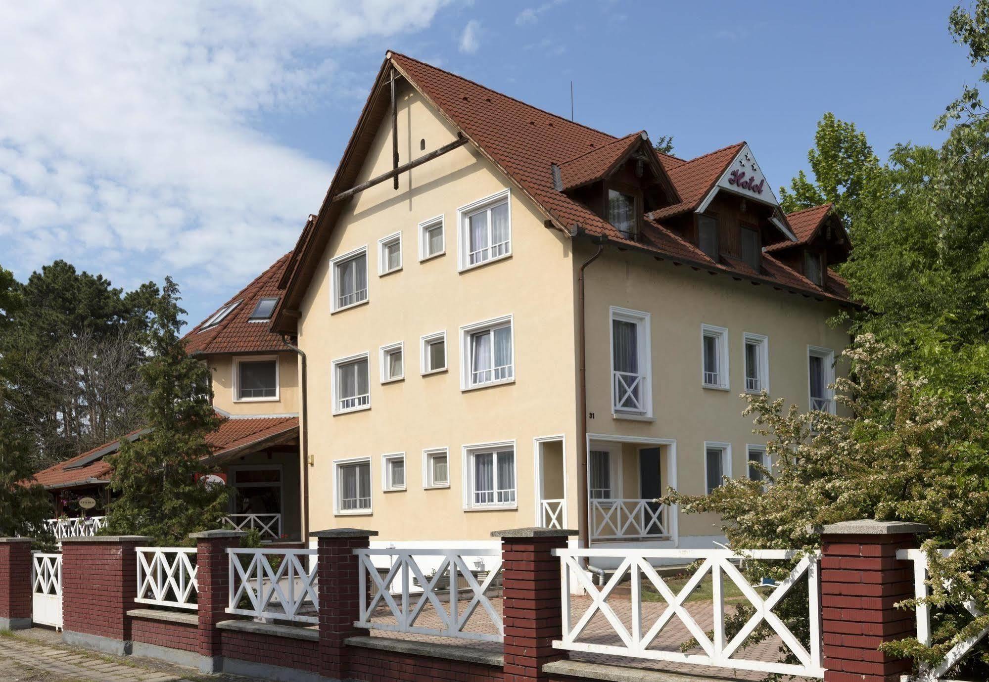 Hotel Francoise Balatonlelle Exterior foto